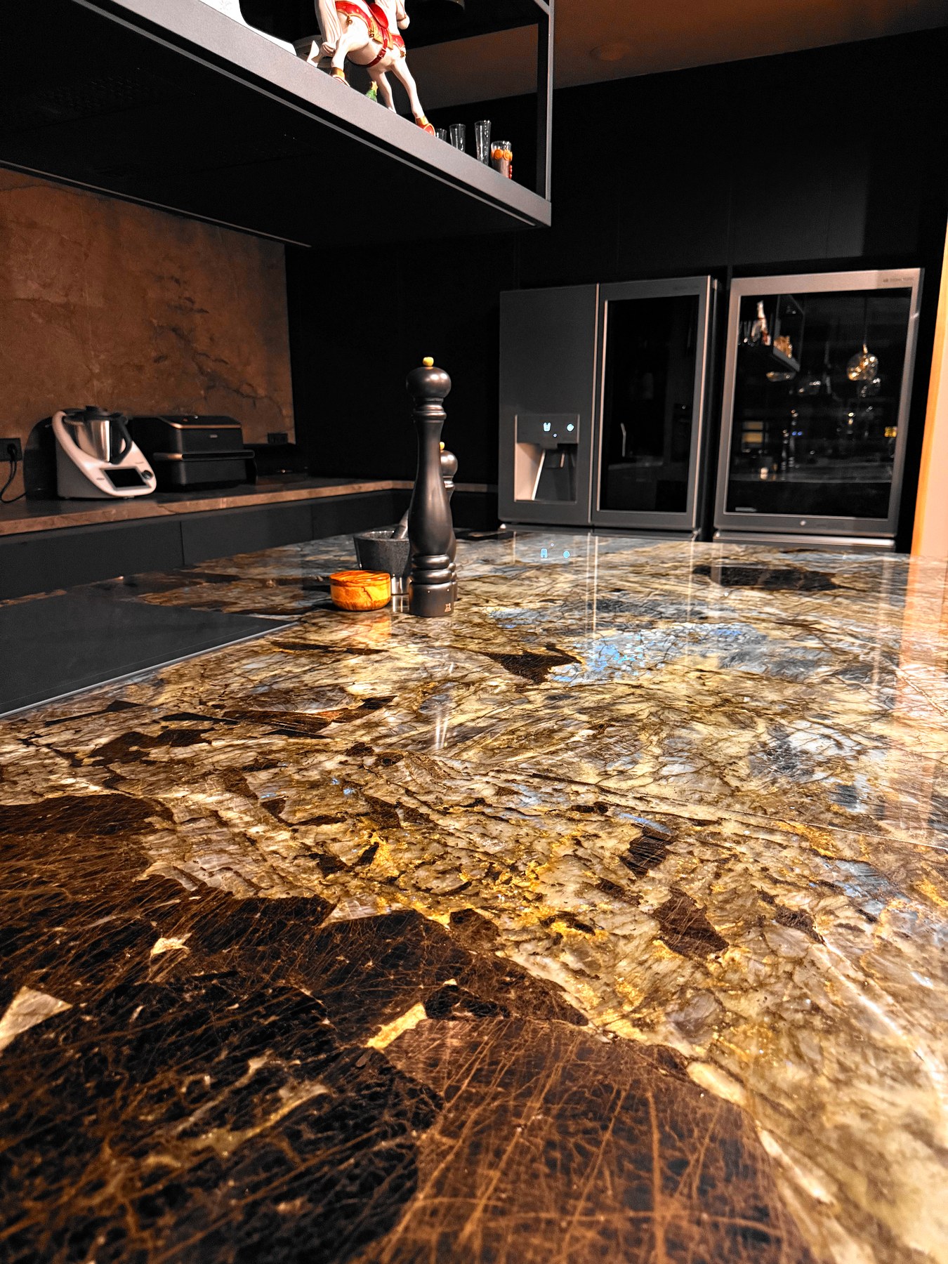 Cocina de la casa: la labradorita iluminada, material principal del proyecto