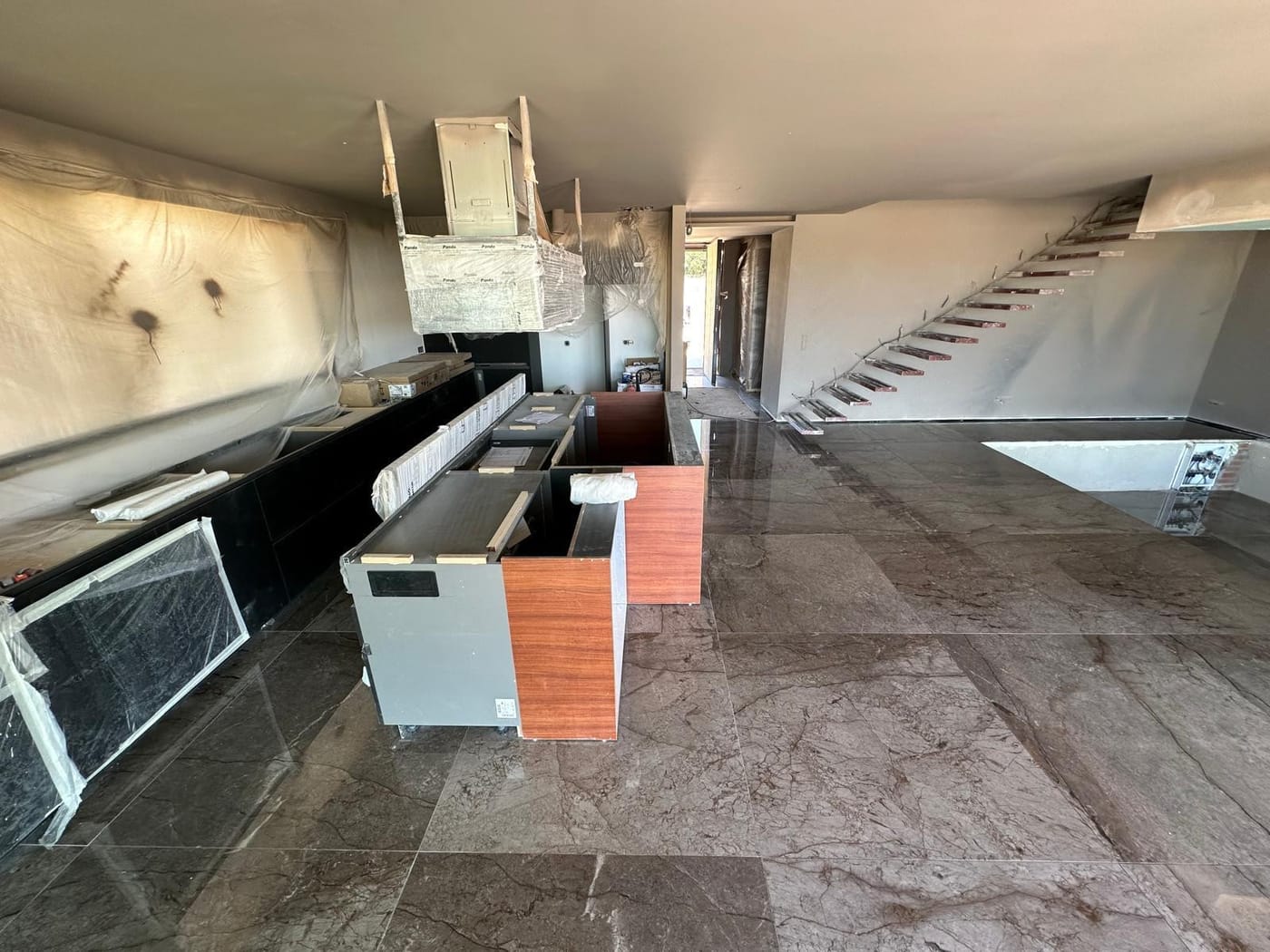 La cocina en obra, con los materiales aún protegidos