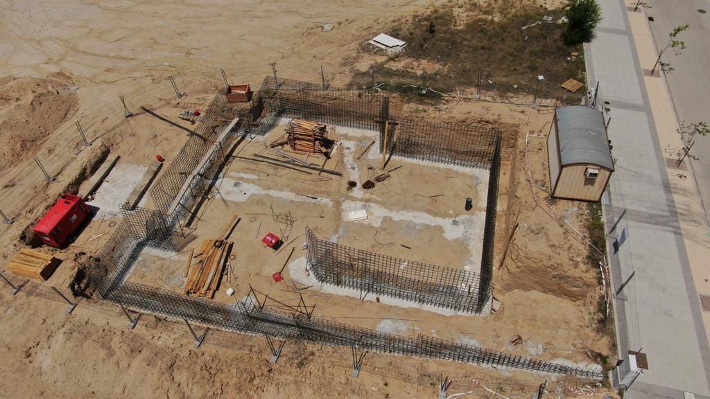 La cimentación de la casa vista desde el aire, con los muros armados
