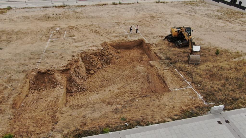 La parcela el primer día de obra, con la excavación recién abierta